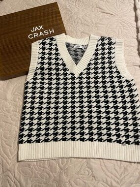 Hollister Black & White Houndstooth V-Neck Sweater Vest